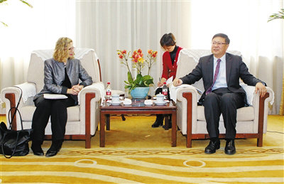 环境保护部部长陈吉宁在北京会见了世界自然保护联盟总干事英格˙安德森