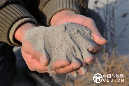 在我国一些地区，由于长期工业污染、大量粉尘堆积，耕地表层灰化沙化严重，造成粮食连年减产。