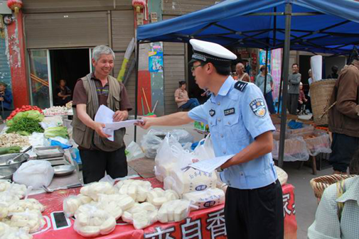 石柱交巡警开展夏季交通安全宣传“进农村”活动