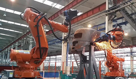 沈阳远大生产的智能感知工业机器人正在为大型工件打磨。